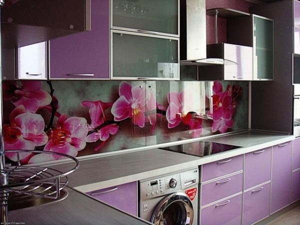 Sur la photo, un casque violet dans une petite cuisine