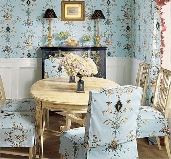 Papier peint bleu saturé avec un motif floral dans le style de la Provence sur les murs et les chaises de la cuisine