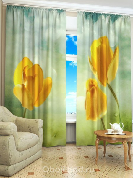 Un accent léger mais dynamique sur les rideaux avec des tulipes