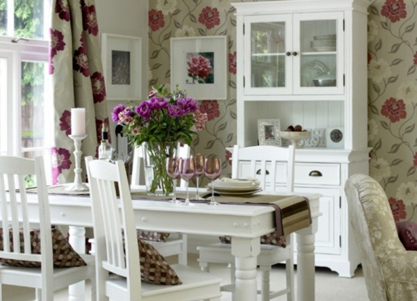 Papier peint à motifs floraux combiné avec des fleurs sur des rideaux dans le style provençal de la cuisine