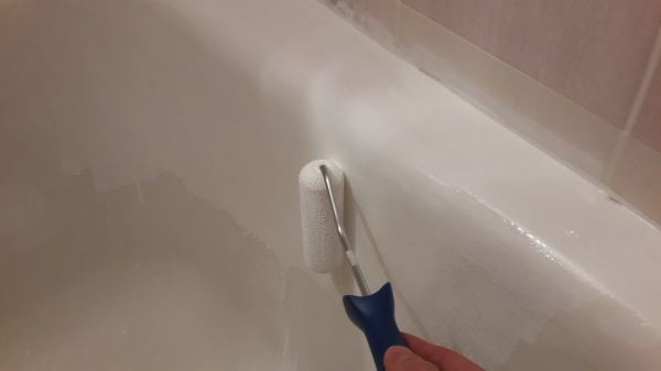 L'une des façons de peindre la baignoire est avec un rouleau, mais cela nécessite une certaine expérience dans un tel travail.