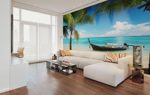 Fenêtre sur une plage tropicale dans un appartement simple