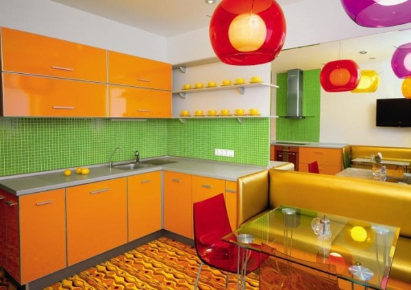 مطبخ برتقالي بجدران فاتحة ومريلة خضراء فاتحة