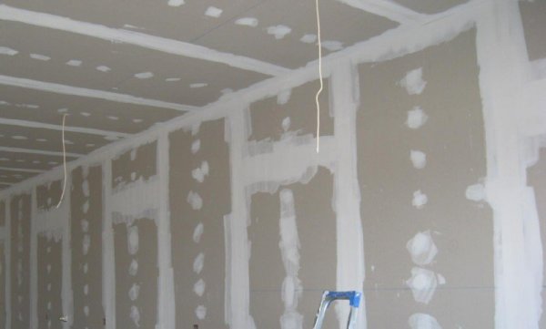 Plâtrer les murs de cloisons sèches pour le papier peint