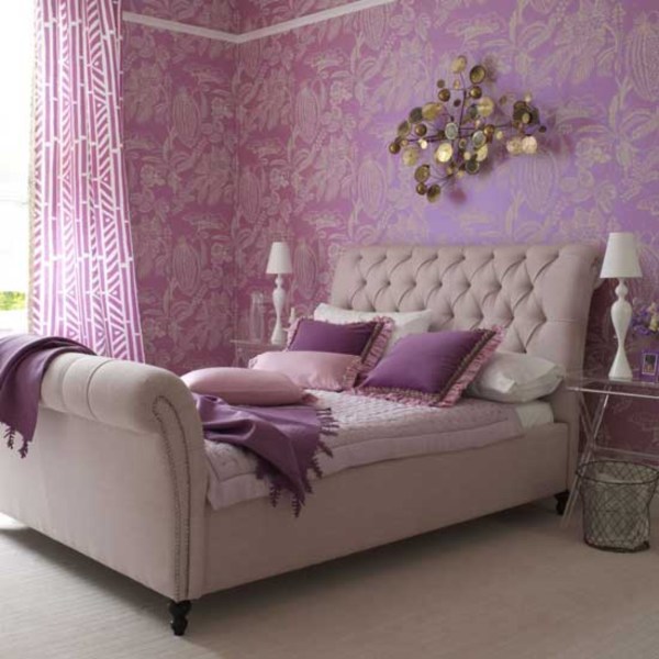 Chambre aux tons violets, ombragée par des meubles crème