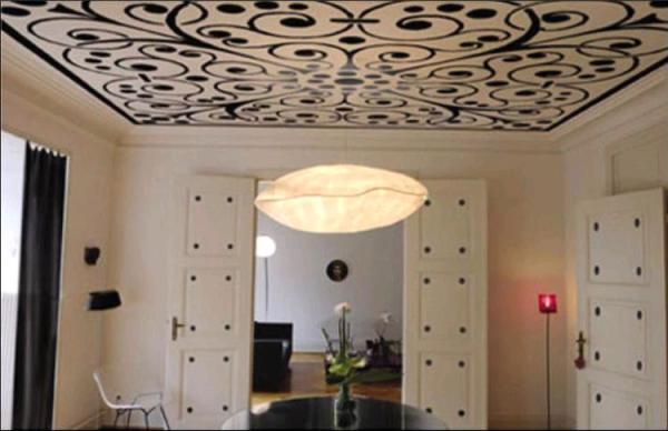 Lumière avec un papier peint à motifs sombres au plafond