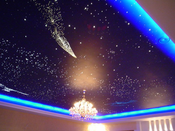 Le ciel étoilé au plafond, mis en valeur, décorera n'importe quelle pièce
