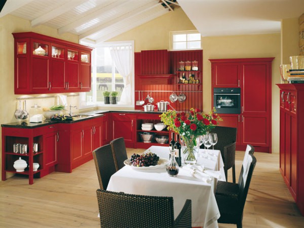 Peinture claire sur les murs de la cuisine combinée avec des meubles rouges