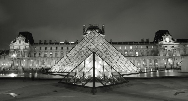 Impression en noir et blanc du Louvre nocturne