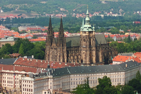 Château tchèque de Prague avec la cathédrale Saint-Guy au centre
