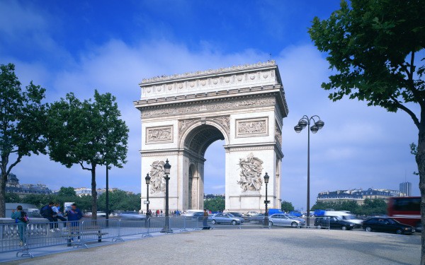 Champs Elysées et l'Arc de Triomphe