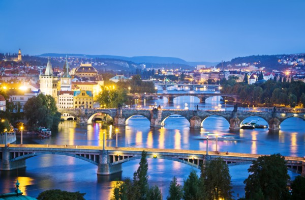 Photo murale surplombant les ponts du soir de Prague