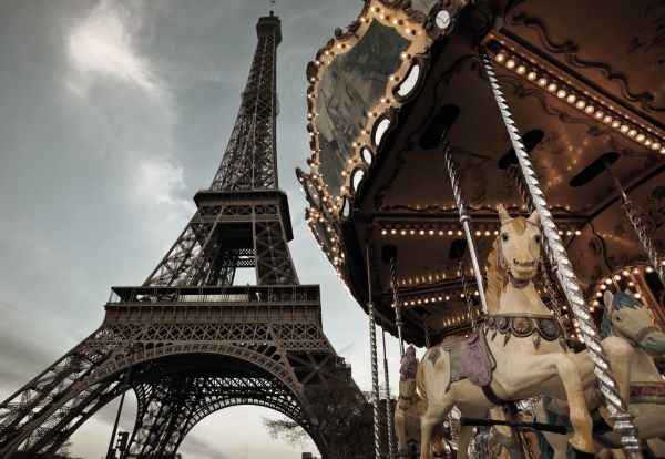 Carrousel dans un parc d'attractions parisien