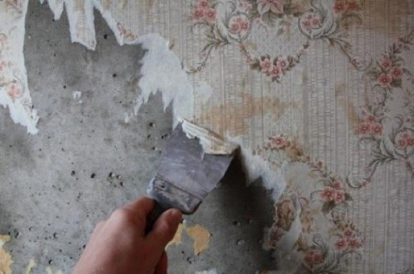 Membersihkan dinding kertas dinding lama