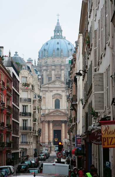 Rue de Paris avec vue sur l'Université de la Sorbonne