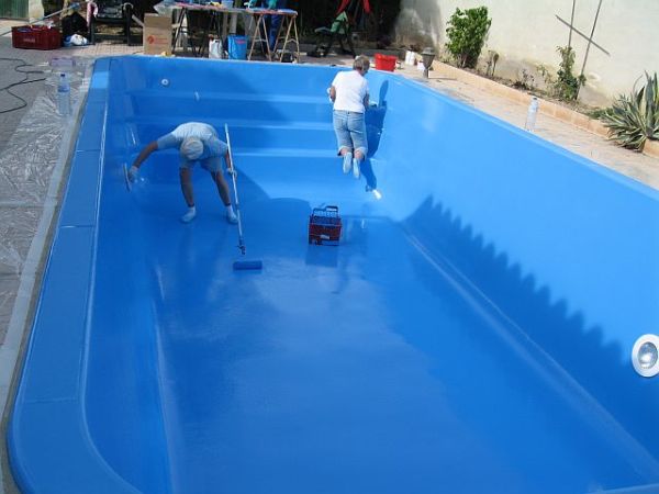 Peindre le bassin de la piscine avec de la peinture en caoutchouc
