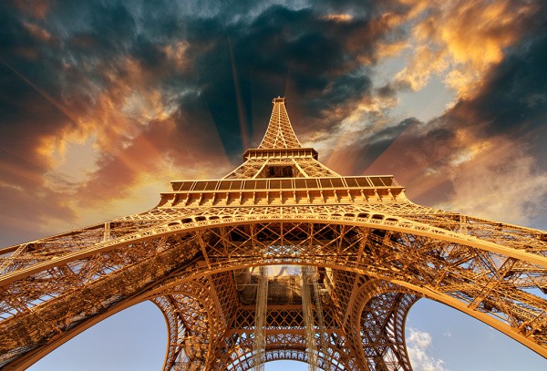 Une impression de la Tour Eiffel sous un angle intéressant