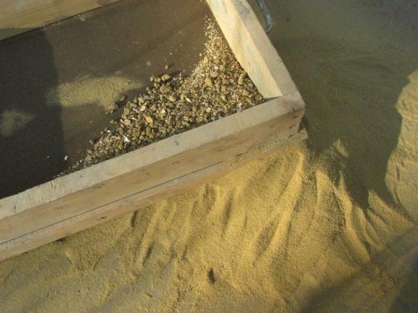 Le tamisage du sable à travers un tamis est important