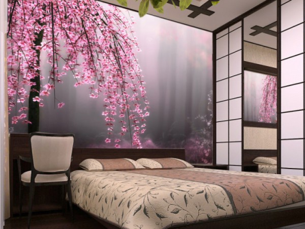 Sakura suspendue au-dessus du lit dans la chambre