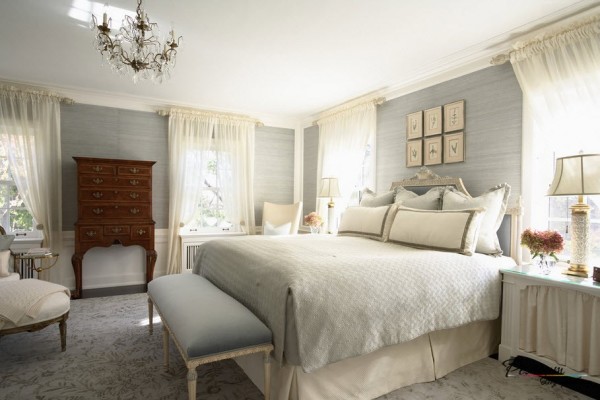 Kombinacija sive i bijele boje u unutrašnjosti spavaće sobe
