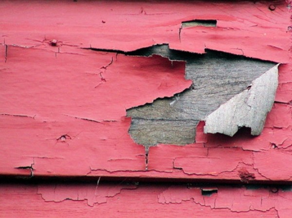Vieille peinture sur une maison en bois