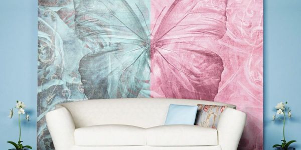 Papier peint photo bicolore spectaculaire avec l'image d'un papillon sur fond de roses, à l'intérieur du salon