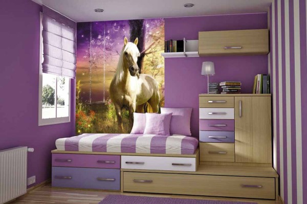 Pépinière violette et papier peint photo harmonieusement assorti avec un cheval