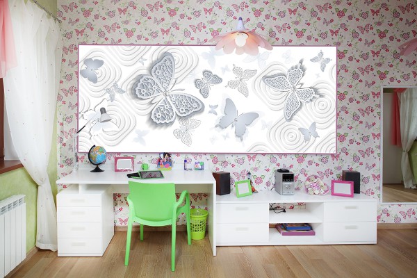 Papier peint photo avec des papillons à l'intérieur d'une chambre d'adolescente