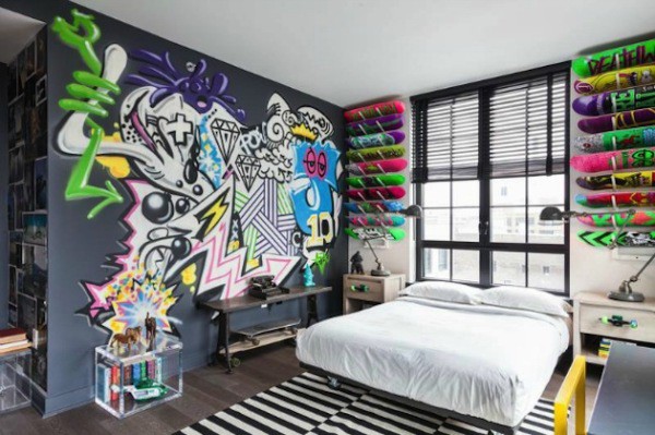 Papiers peints avec graffitis à l'intérieur d'une chambre de jeunes