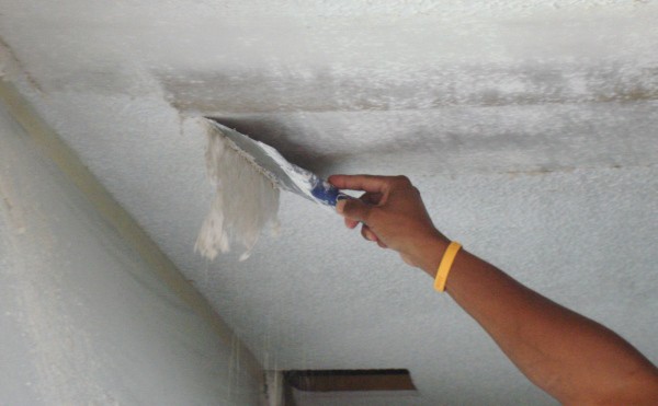 Hoe verf van het plafond te verwijderen