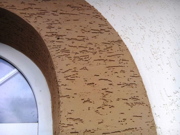 Plâtrage des murs extérieurs avec du plâtre de galets