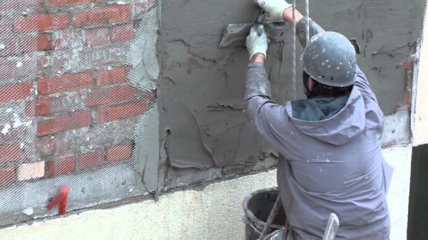 Apmetums neapstrādātu ķieģeļu sienu ar smilšu betonu