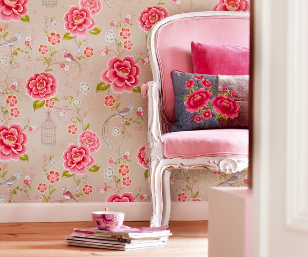 Le papier peint en tissu avec des motifs floraux dans des couleurs douces est un excellent choix pour la chambre d'une fille.