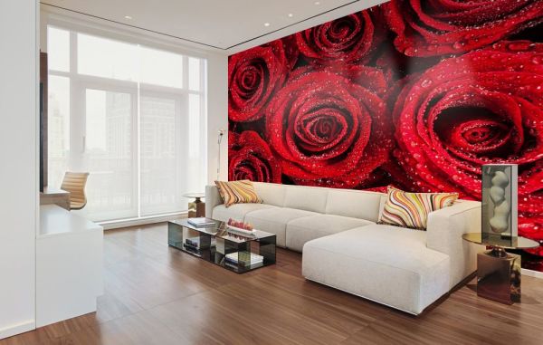 Roses rouges vives sur une peinture murale à l'intérieur d'un salon blanc
