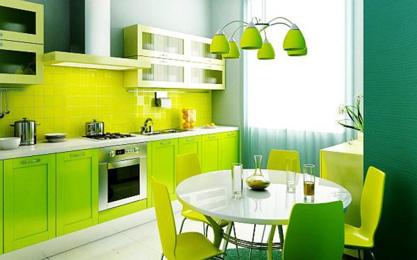 Papiers peints verts combinés avec des meubles vert vif dans la cuisine