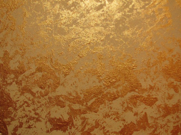 Revêtement doré des murs avec de la peinture décorative