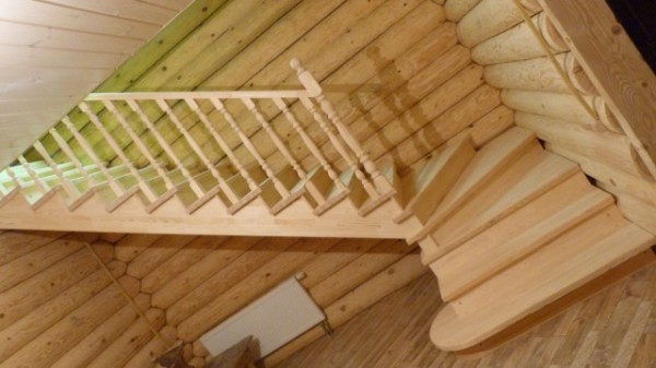 Како сликати дрвено степениште у кући