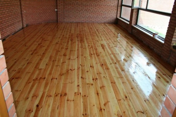 Како бојити подове у дрвеној кући