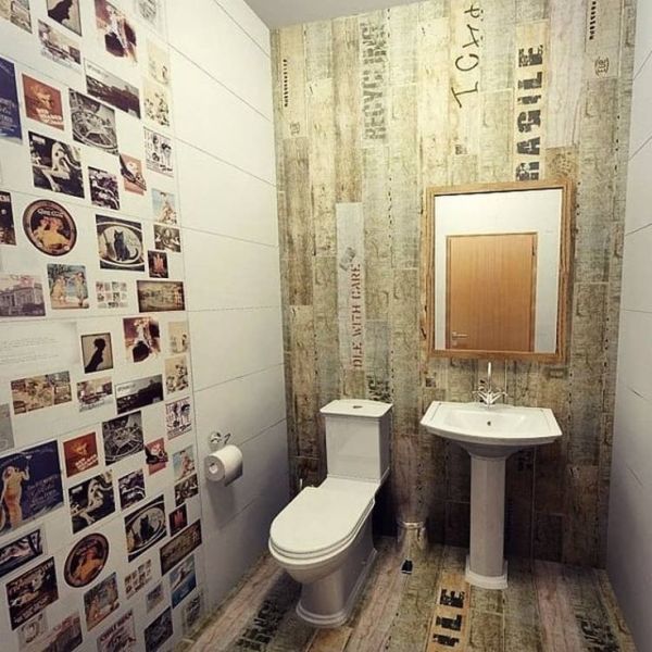 Fond d'écran avec l'image de vieilles planches en bois à l'intérieur des toilettes