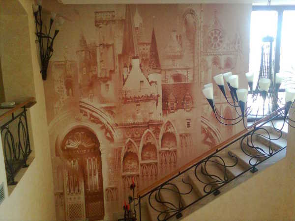 Fresque murale décorant un mur vide dans les escaliers entre les étages