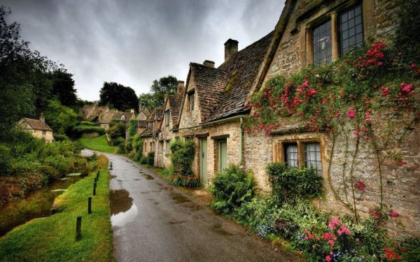 Papiers peints avec l'image du village anglais après la pluie
