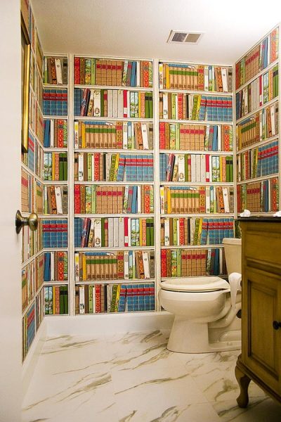 Papiers peints avec l'image d'étagères remplies de livres à l'intérieur des toilettes