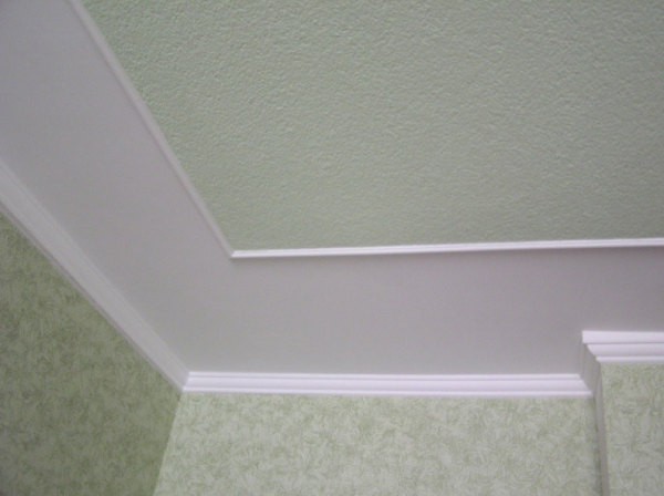 How to paint the wallpaper on the ceiling
