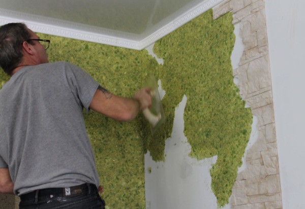 How to remove liquid wallpaper from the wall