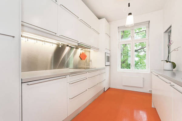أرضية برتقالية في المطبخ