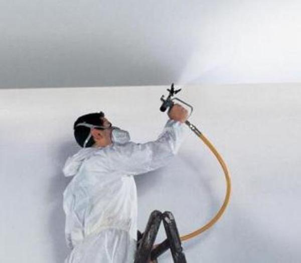 Blanchiment à la chaux ou peinture du plafond