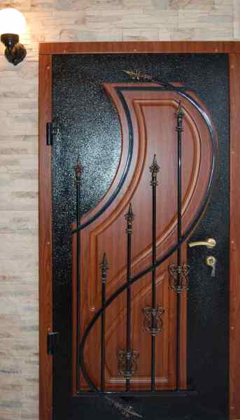 Combinaison de métal et de bois sur la porte d'entrée