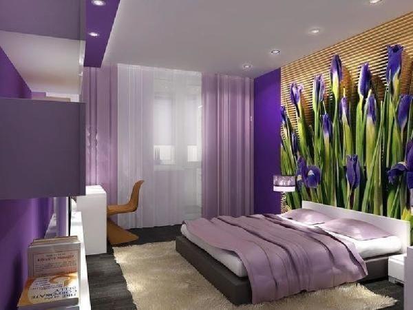 Sur la photo, les iris magnifiques du papier peint photo soulignent parfaitement l'intérieur lilas de la chambre