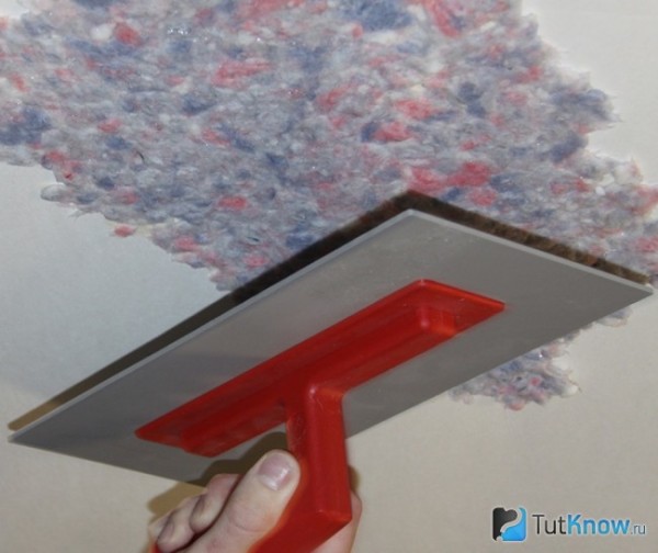 Application de papier peint liquide au plafond