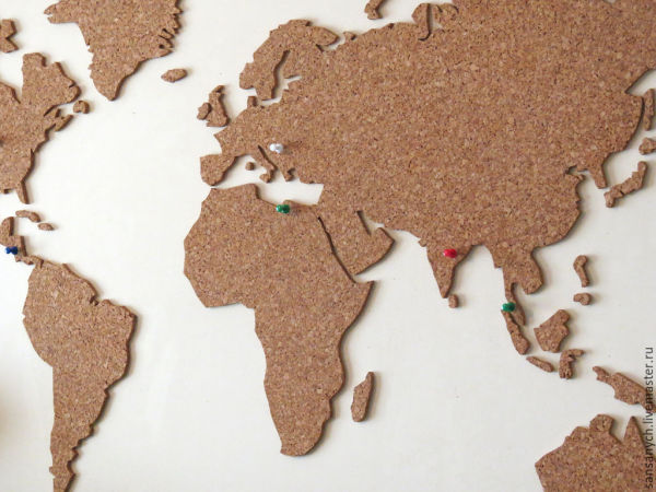 Panel dekoracyjny wykonany z korka, stylizowany na mapę świata. Ciekawe rozwiązanie do każdego wnętrza